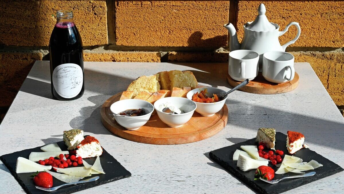    Дегустационный зал фермерского хозяйства "Горная сыроварня" в селе Лучистое в Крыму© РИА Новости / Рамиль Ситдиков