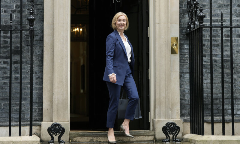 Премьер-министр Великобритании Лиз Трасс покидает Даунинг-стрит, чтобы принять участие в своем первом заседании в здании парламента в Лондоне, 7 сентября 2022 года.