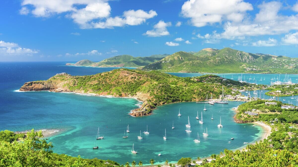    Английская гавань в Антигуа и Барбуде© Depositphotos / sepavone
