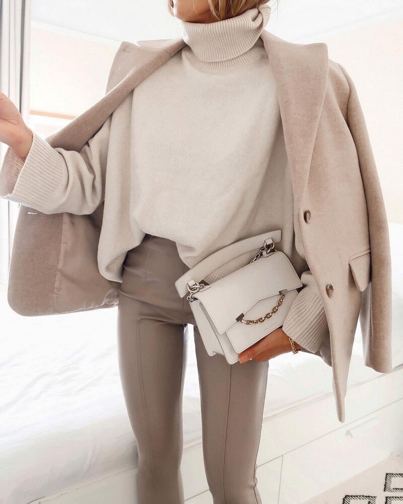 Тренды сумок в каждом сезоне сменяют один другого, а дизайнеры неустанно радуют модниц новыми идеями сумочек в самых разных интерпретациях, как весьма удобных, так и экстравагантных.