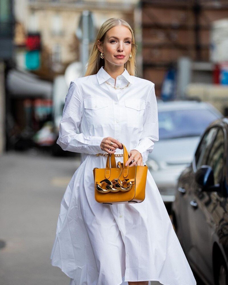 Поэтому, роль сумки, как одного из важнейших женских аксессуаров, имеет такое большое значение и именно выбору сумочки многие представительницы прекрасной половины человечества отводят много времени и сил.