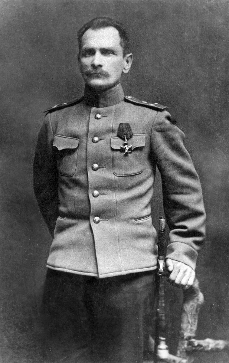 Фотография до 1917 года. Владимир Клавдиевич Арсеньев (10.09.1872 – 04.09.1930) — русский исследователь Дальнего Востока, рассказавший о своих путешествиях в серии книг "По Уссурийскому краю" ("По уссурийской земле") (1921) и "Дерсу Узала" ("Дерсу Узала") (1923), рассказывающих о его военных путешествиях в Уссурийский бассейн с туземным охотником Дерсу Узалой с 1902 по 1907 год.