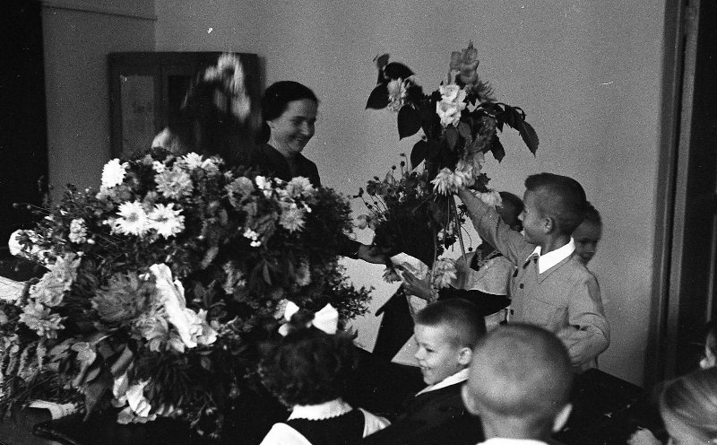 Всеволод Тарасевич Первое сентября. Учительница с учениками в школьном классе
Дата съемки: сентябрь 1958
