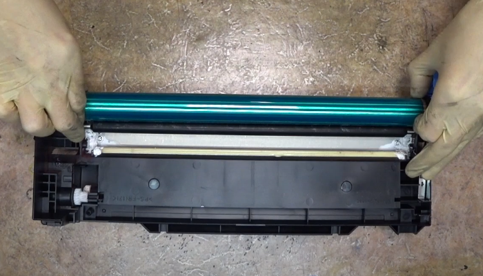 Фото 90. Цепляем крышку скальпелем и снимаем ее