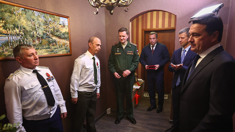    Губернатор Московской области Андрей Воробьев награждает офицеров-добровольцев, отправившихся на Донбасс © Антон Чернов, «Подмосковье Сегодня»