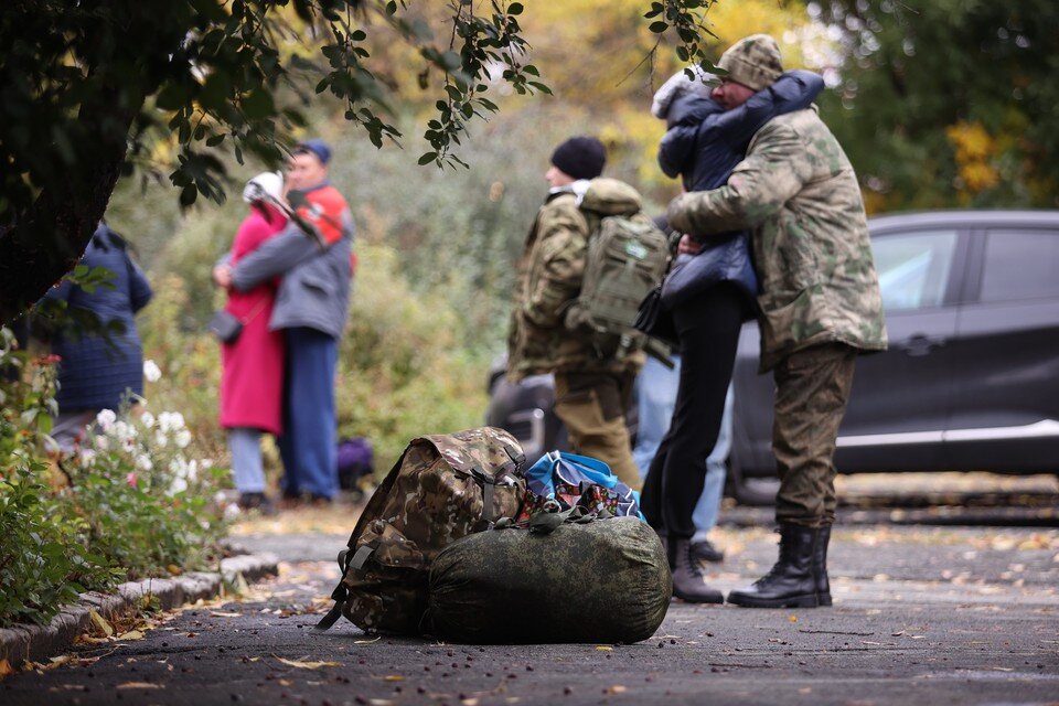     С собой взяли личные вещи. Валерий ЗВОНАРЕВ