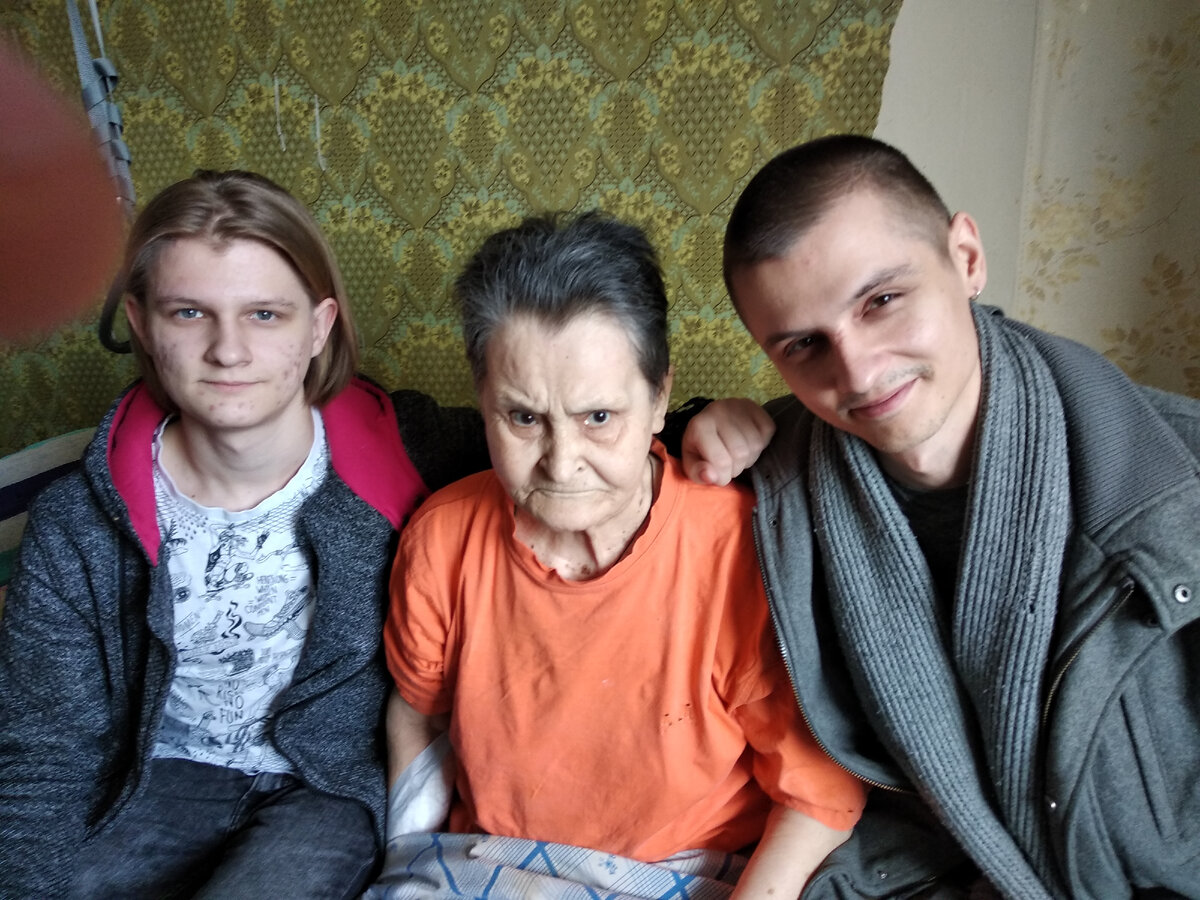 Моя мама перед смертью после инсульта и мои сыновья. 