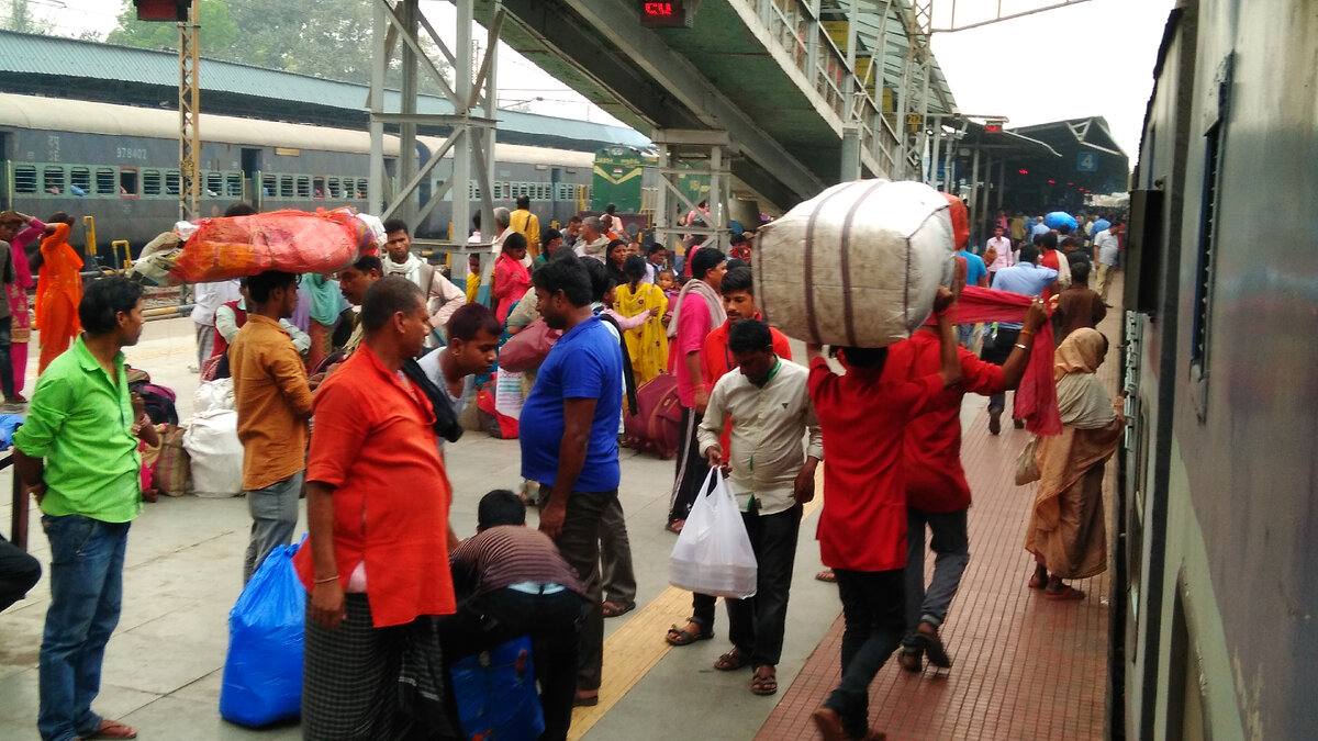 Толкучка на перроне перед отправлением поезда.