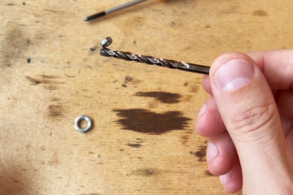 К сверлу также магнитится гайка.