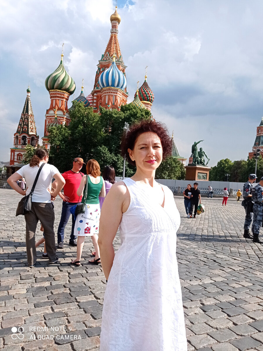 В Москве быть одной в кадре нереально. 