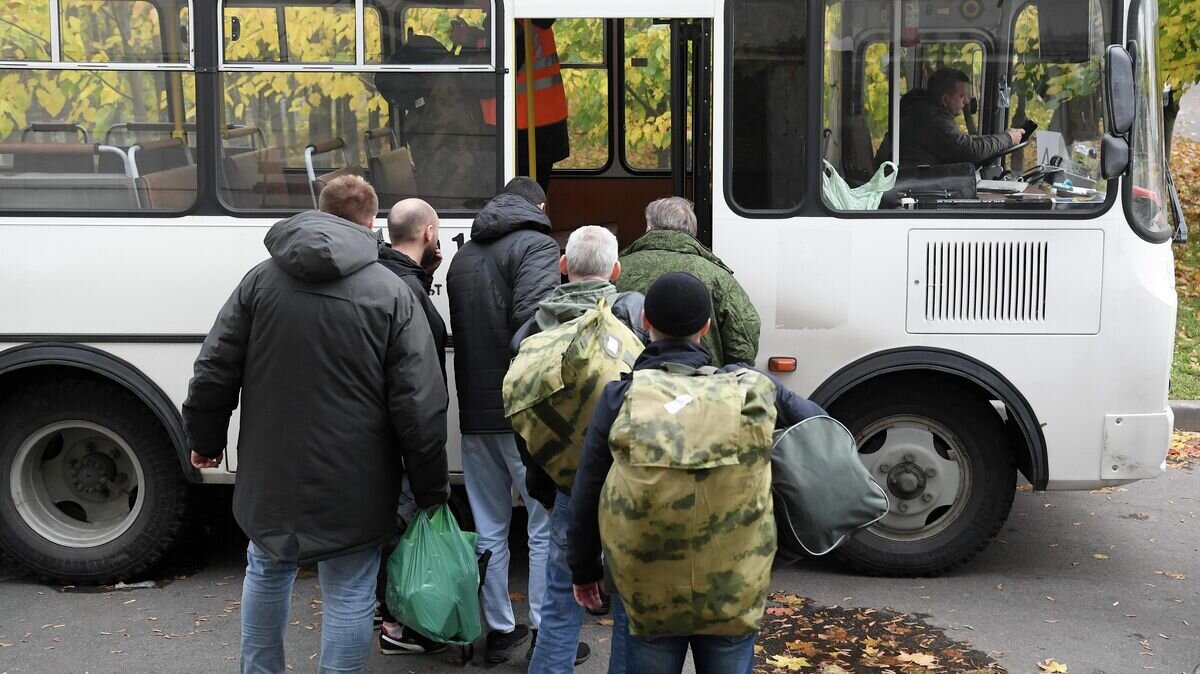    Мужчины, призванные на военную службу в ходе частичной мобилизации, садятся в автобус на территории временного пункта мобилизации в Москве© РИА Новости / Алексей Куденко