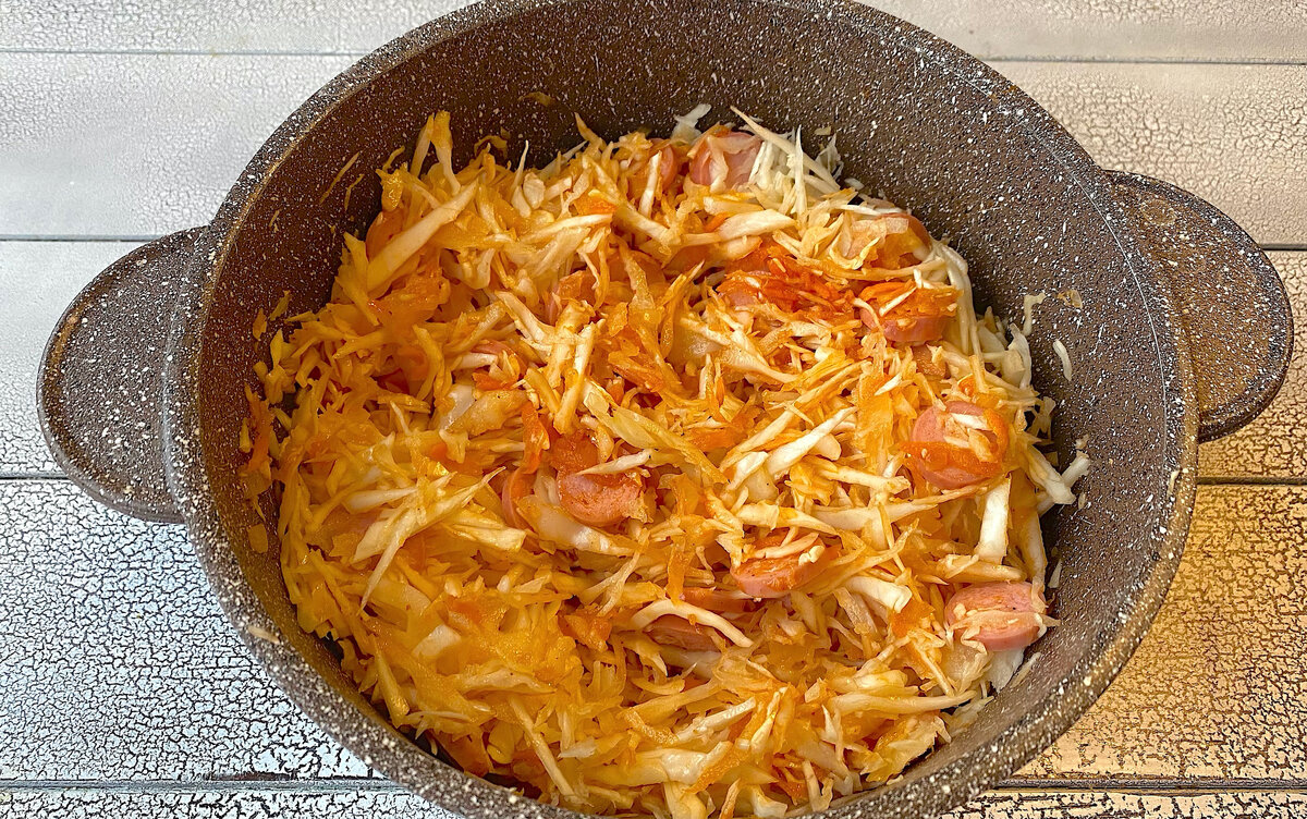 Быстрое, вкусное блюдо из капусты с сосисками: готовлю часто, едим с ...