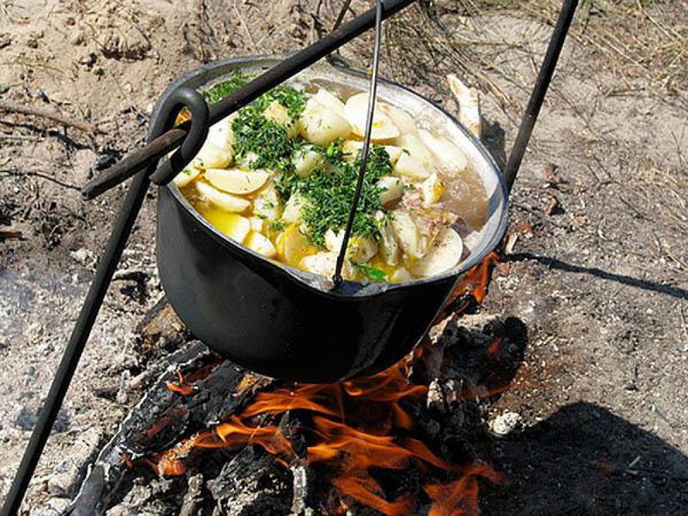 Варенная на костре. Походный казачий кулеш. Чугунок на костре. Уха на костре в котелке. Тазик шашлыка.
