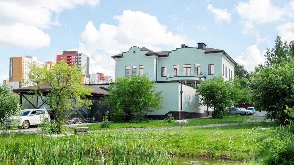     Коттедж с бронированными окнами, хаммамом и кинотеатром выставили на продажу в Нижнем Новгороде. Он оценивается в 120 млн рублей. Информация об этом появилась на одном из сайтов объявлений.
