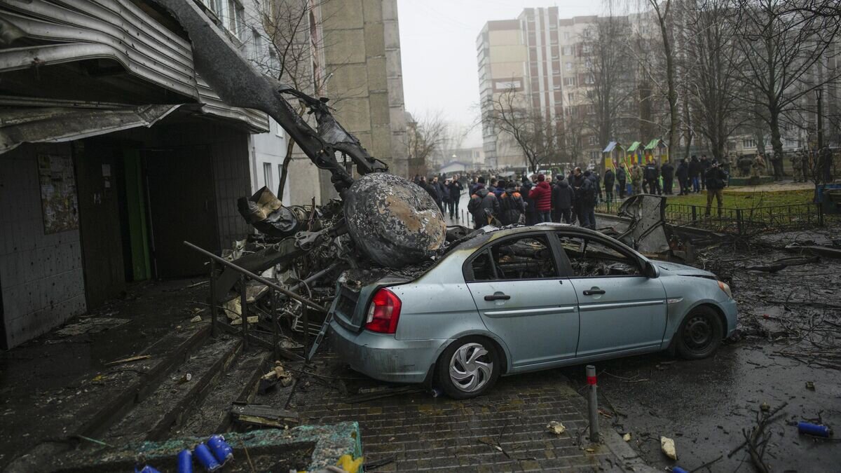    На месте падения вертолета в Броварах, Украина© AP Photo / Daniel Cole