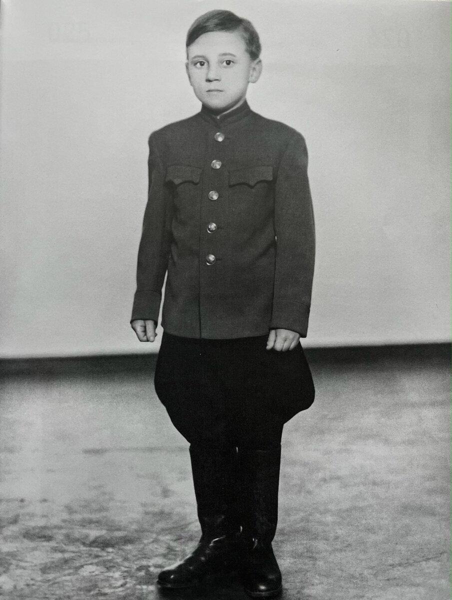 Военный мундир ему был к лицу (февраль 1947 г.)