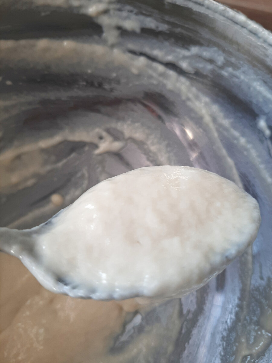 Тесто будет по консистенции как очень густая сметана. Здесь тесто на обычном кефире, из-за этого цвет светлый.