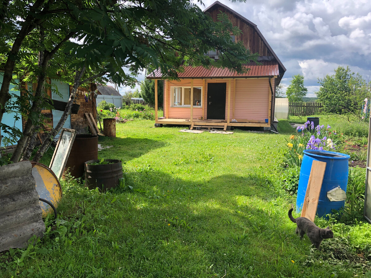 Мама хочет продлить навес (козырек), соединяющий баню, кухню и кладовку и сделать его над дровником и туалетом. Чтобы зимой не засыпало снегом. Фото автора