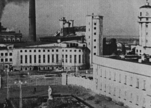 Цеха СЦБК. "И Ленин такой молодой" перед зданием управления.