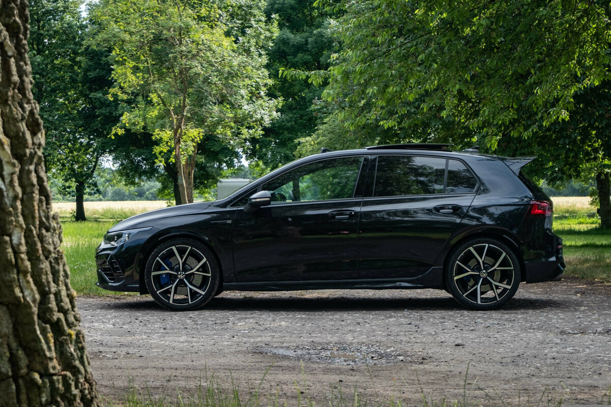 Volkswagen Golf R: особый характер машины выдают необычные диски и низкопрофильная резина