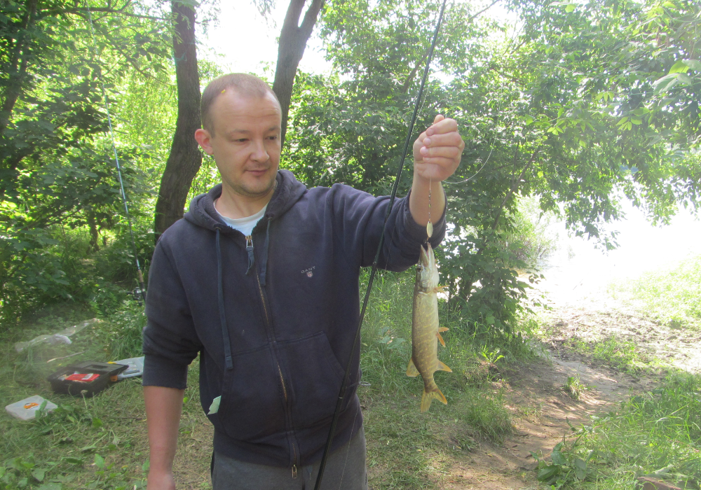 Брат зятя Миша. Поймал-таки (листайте дальше). 