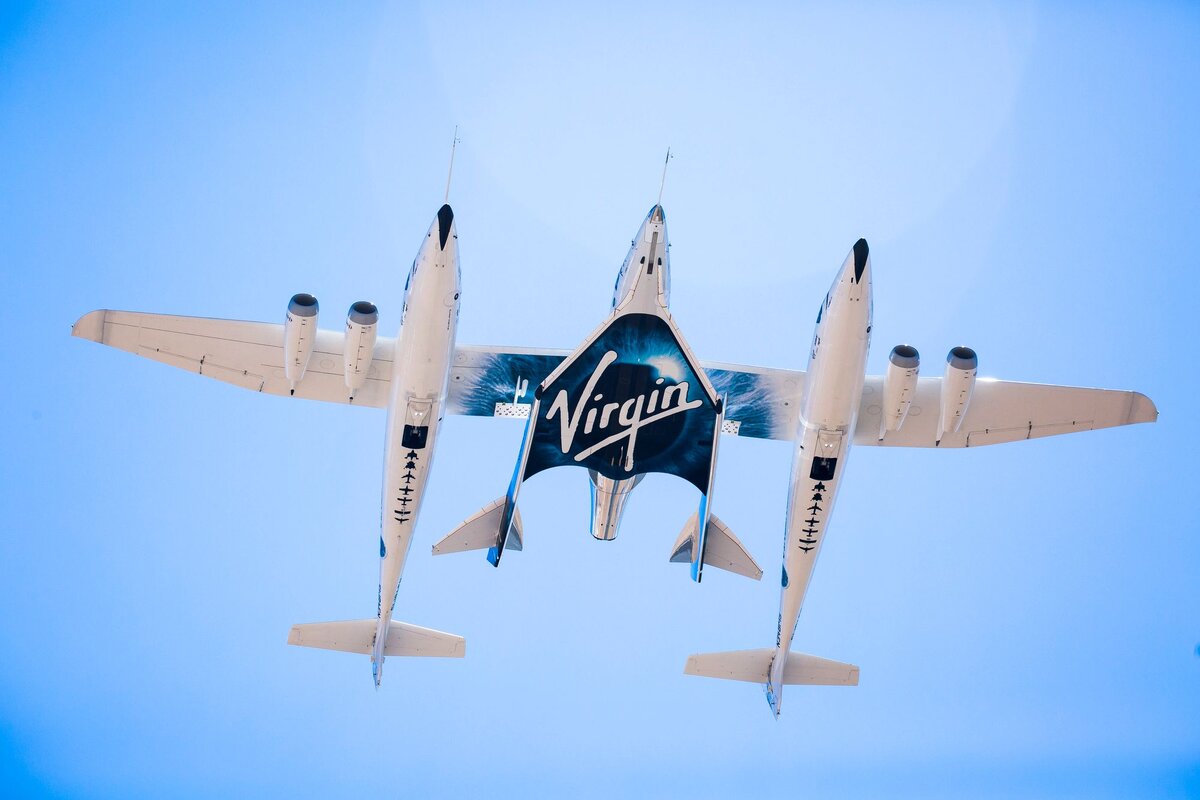 На фото Материнский корабль Virgin Galactic и непосредственно космический шаттл посередине (на фото корабль старой версии, новый - блестящий в хроме)