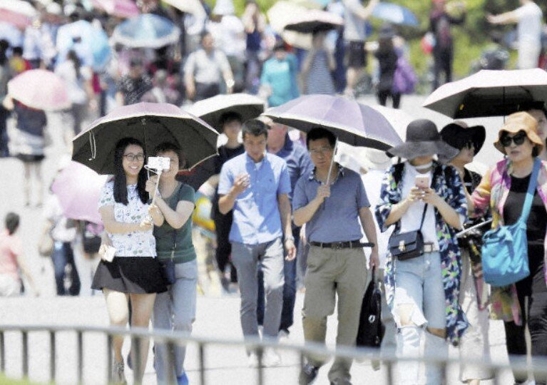 Чаще всего используют зонты от солнца жители Японии. Фото: https://mainichi.jp