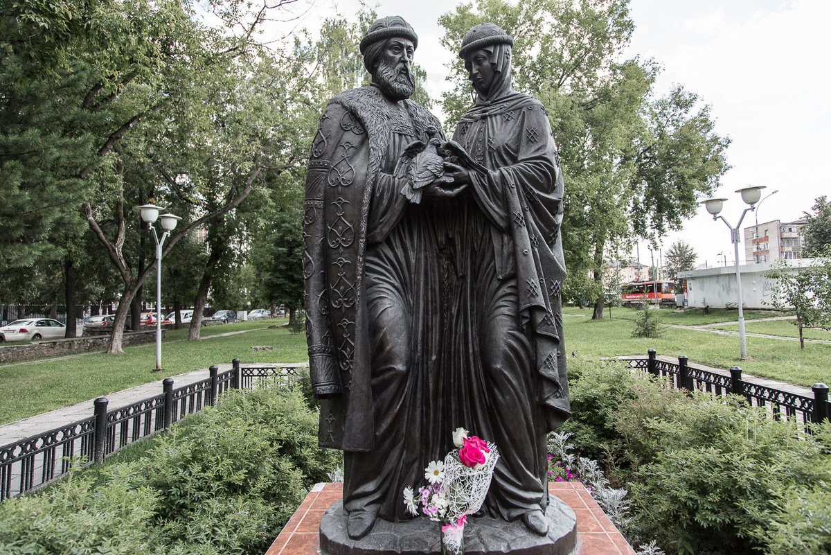 Сей памятник стоит в городе Муроме Владимирской области. Фото взято из открытых источников.