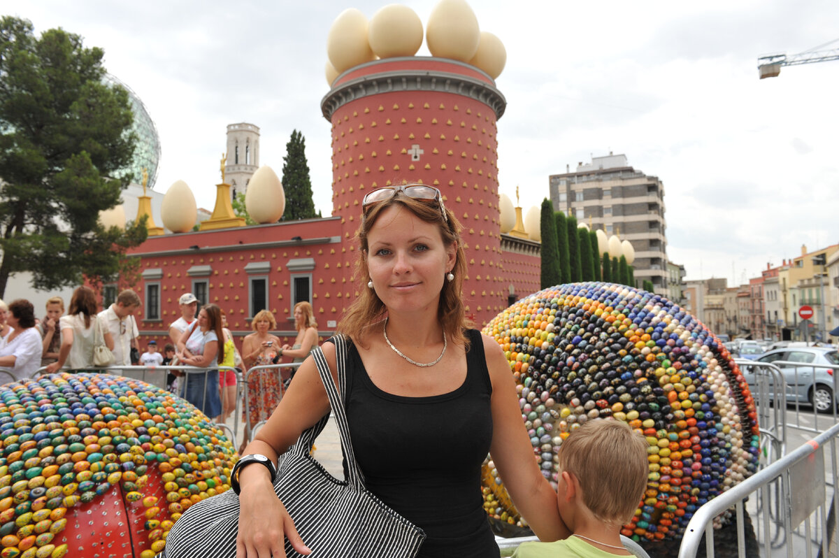 Знаменитый фасад и купол театра-музея Дали в Фигерасе. Фото мужа автора