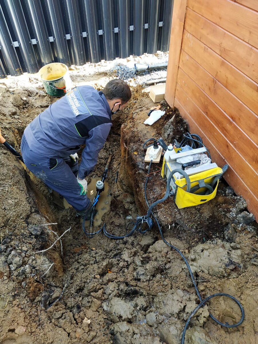 Подключение дома к водопроводы с помощью подземного крана и трубы пнд 32х3 мм.