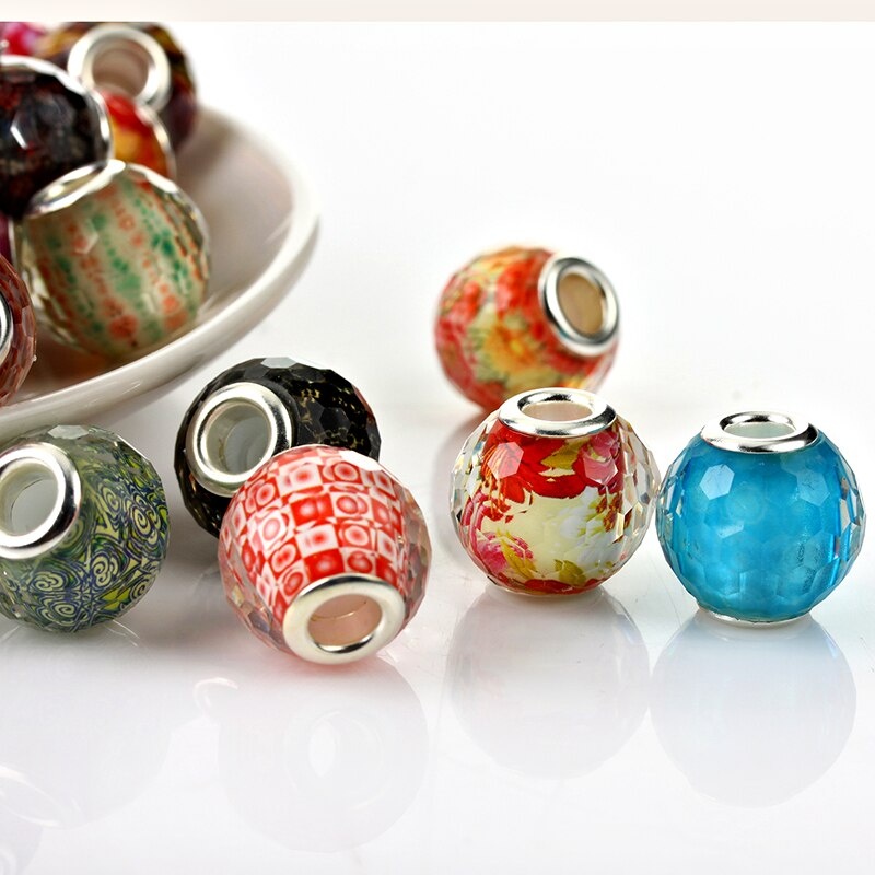 Бусины и шармы из холодного пластика