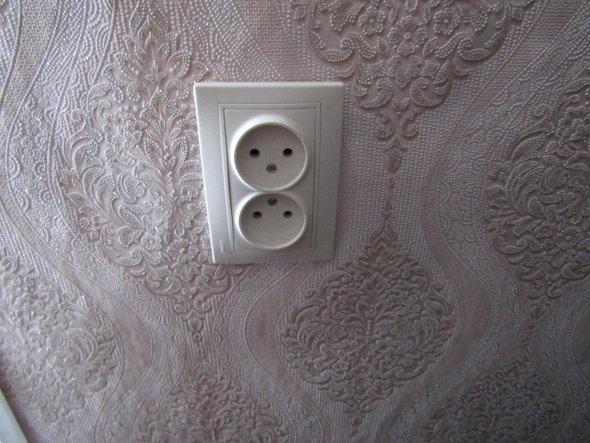 Пример дешевой розетки, которую можно поставить в невидном месте