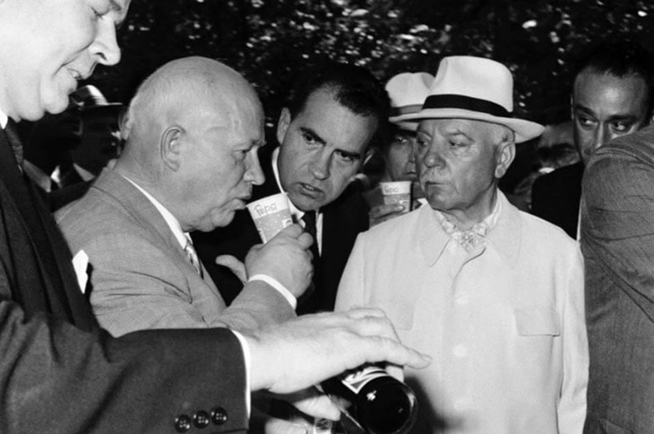 Никита Сергеевич Хрущёв пробует "Пепси-колу". Фото из открытых источников "Яндекс.Картинки".