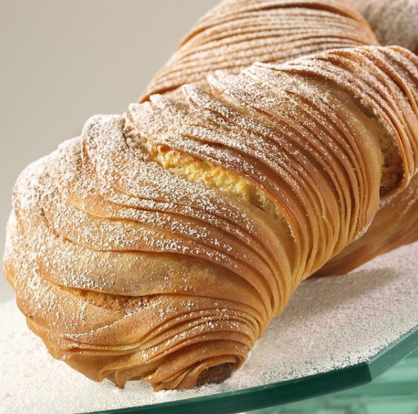 Говорят, что самую вкусную пиццу можно попробовать только в итальянском Неаполе. А еще только там можно найти наибольший в мире выбор кондитерских изделий. И самое главное место среди них занимает сфольятелла. 