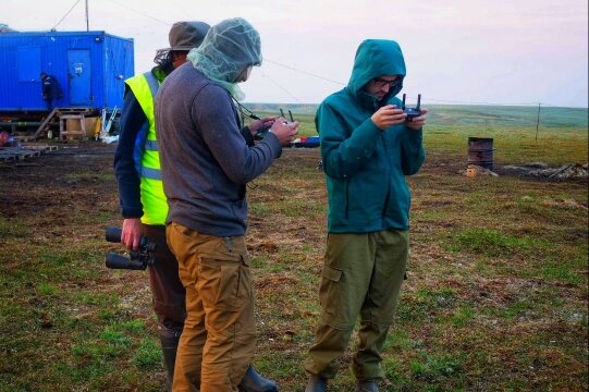 Пока в воздухе два дрона