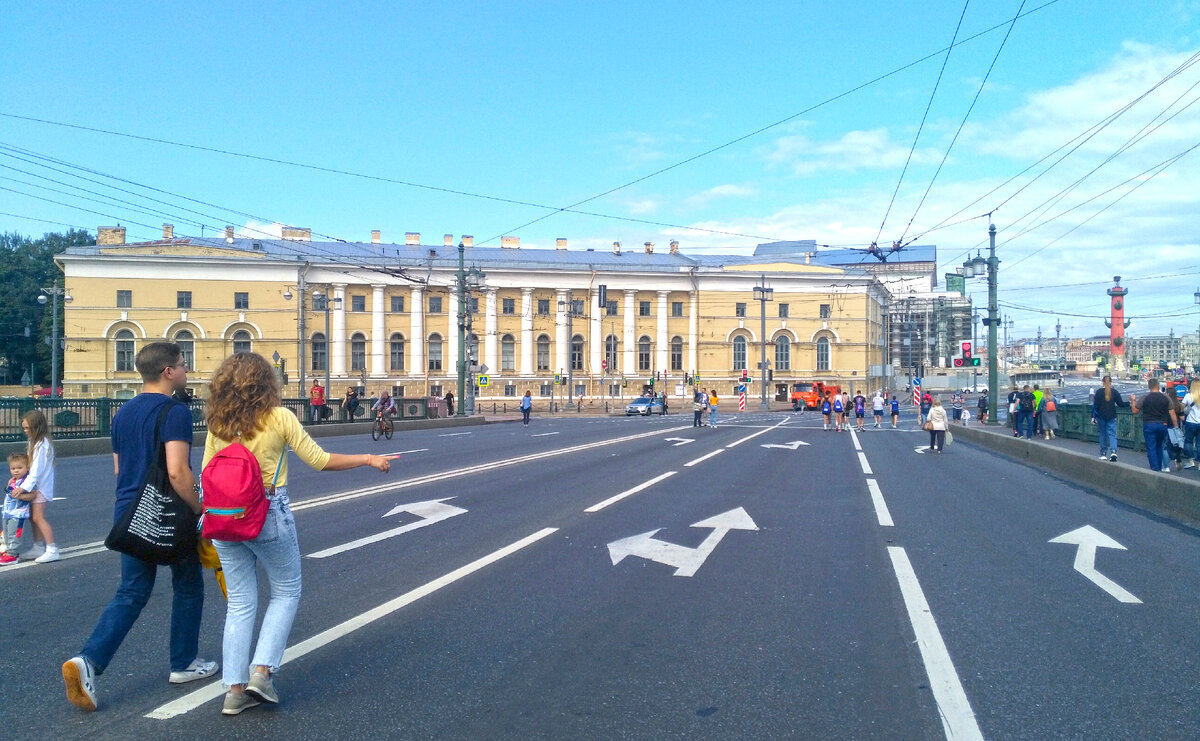 Заметил разницу в людях на Урале и в Санкт-Петербурге. В Питере открытые и  приветливые, а на Урале – хмурые | Владимир Мухин | Дзен