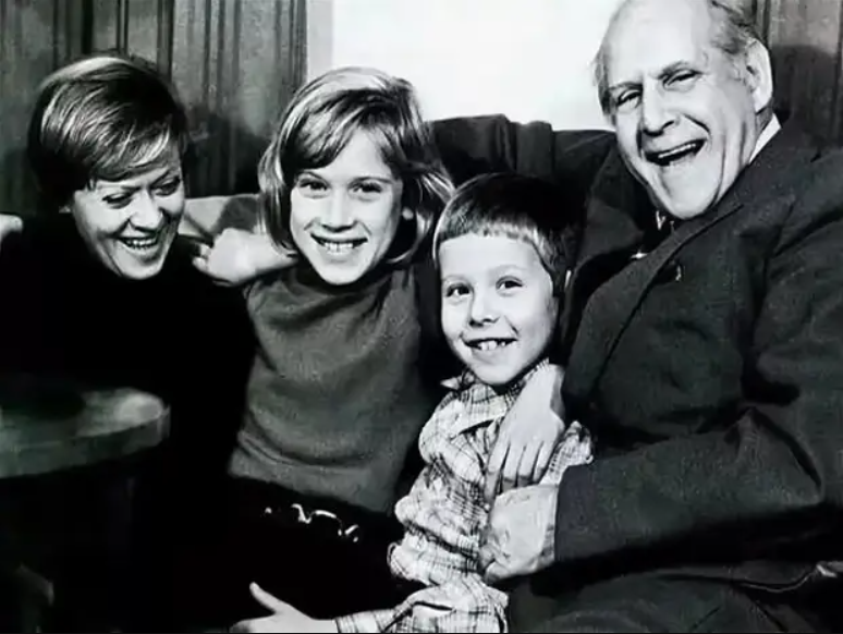 Родоначальник актерской династии Бруно Фрейндлих с дочерью Алисой и внуками Варей и Алешей. Фото kinotime.org