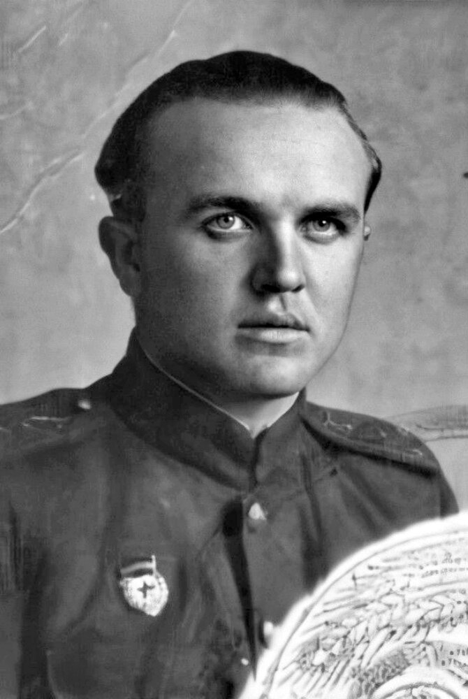 Сенкевич Валентин Иванович. На момент описываемых событий — командир взвода 1-го зенитно-пулеметного полка 1-го корпуса ПВО. Источник: 1418museum