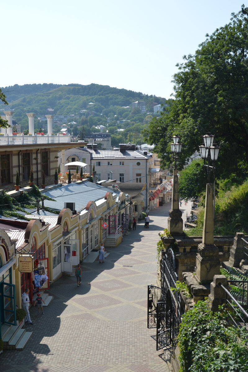 Идешь по улице и столько открытых дверей, даже ворота. Так и народу надо сделать выбор, в какую дверь зайти на выборах.