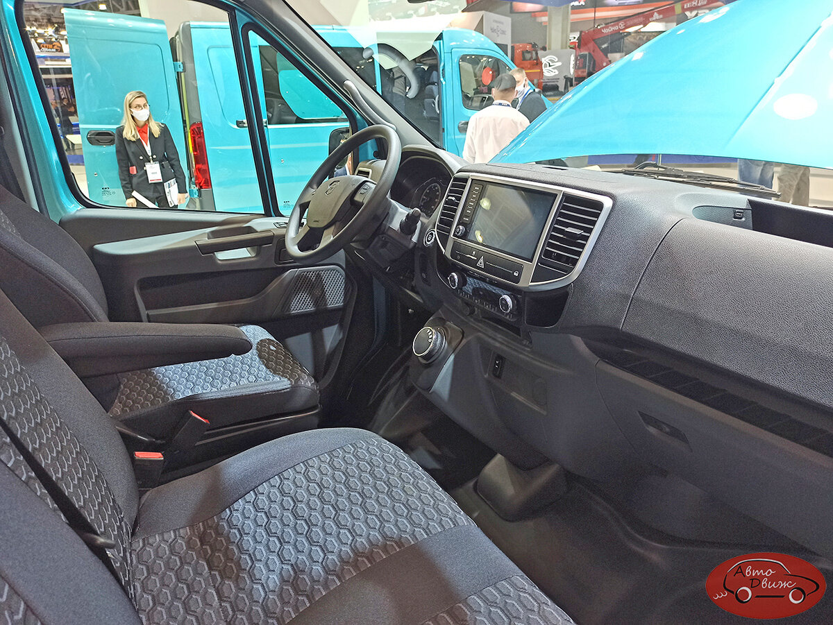 В кабине - всего две педали и большая вращающаяся шайба выбора режима движения вместо рычага коробки передач. Самих режимов - четыре, и они аналогичны тем, что применяются в автоматических коробках передач: P, R, N и D  