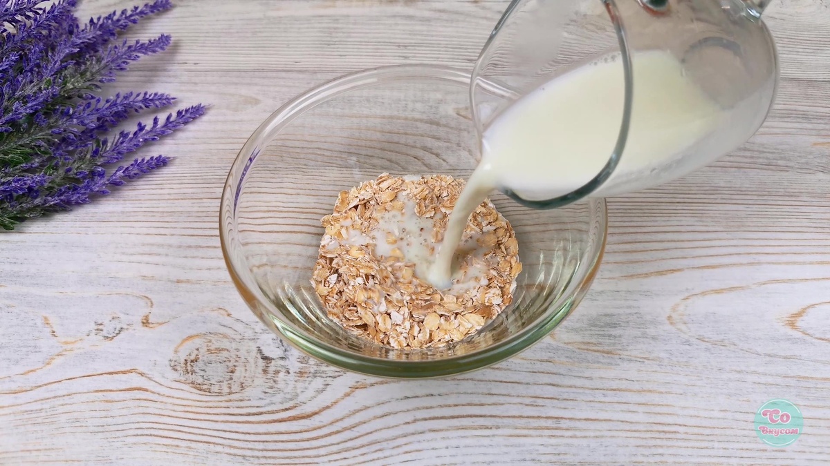 Добавить 50 мл теплого молока. 