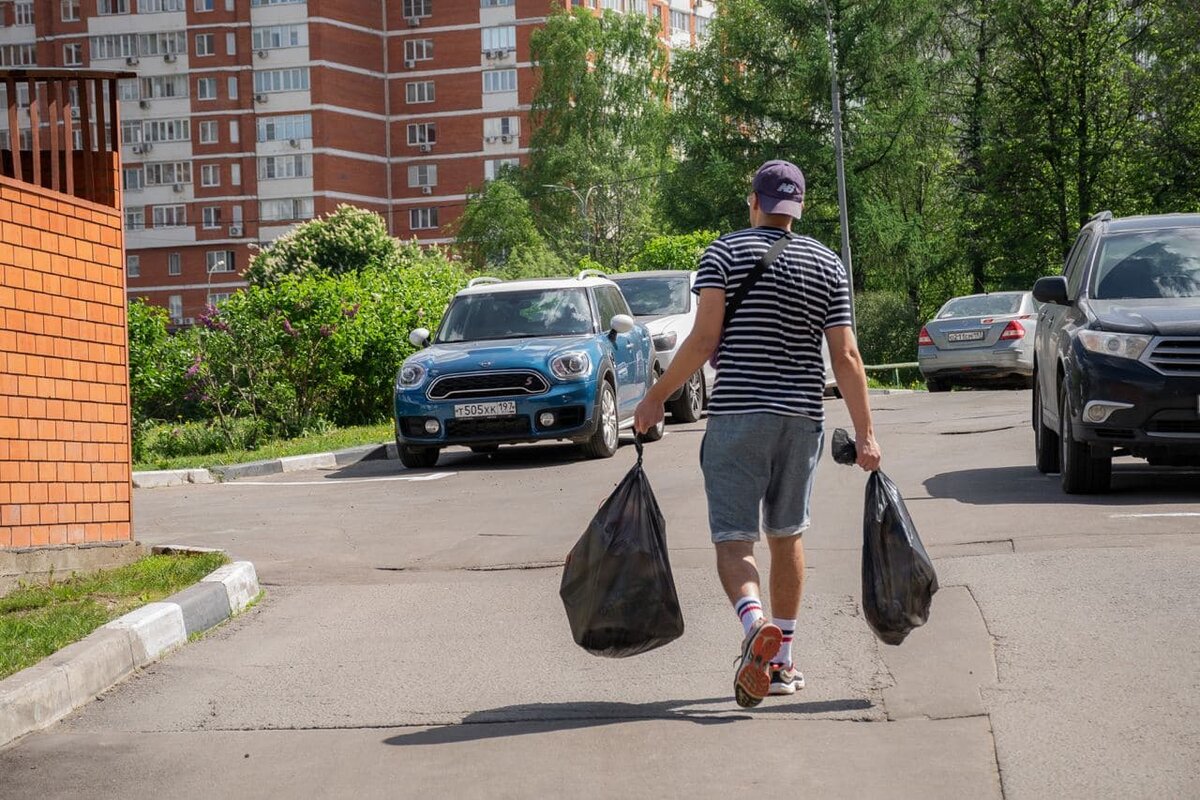 Выносит вещи. Вынос мусора. Фото как выносят мусор. Выносит. Вынести мусор УАЗ.