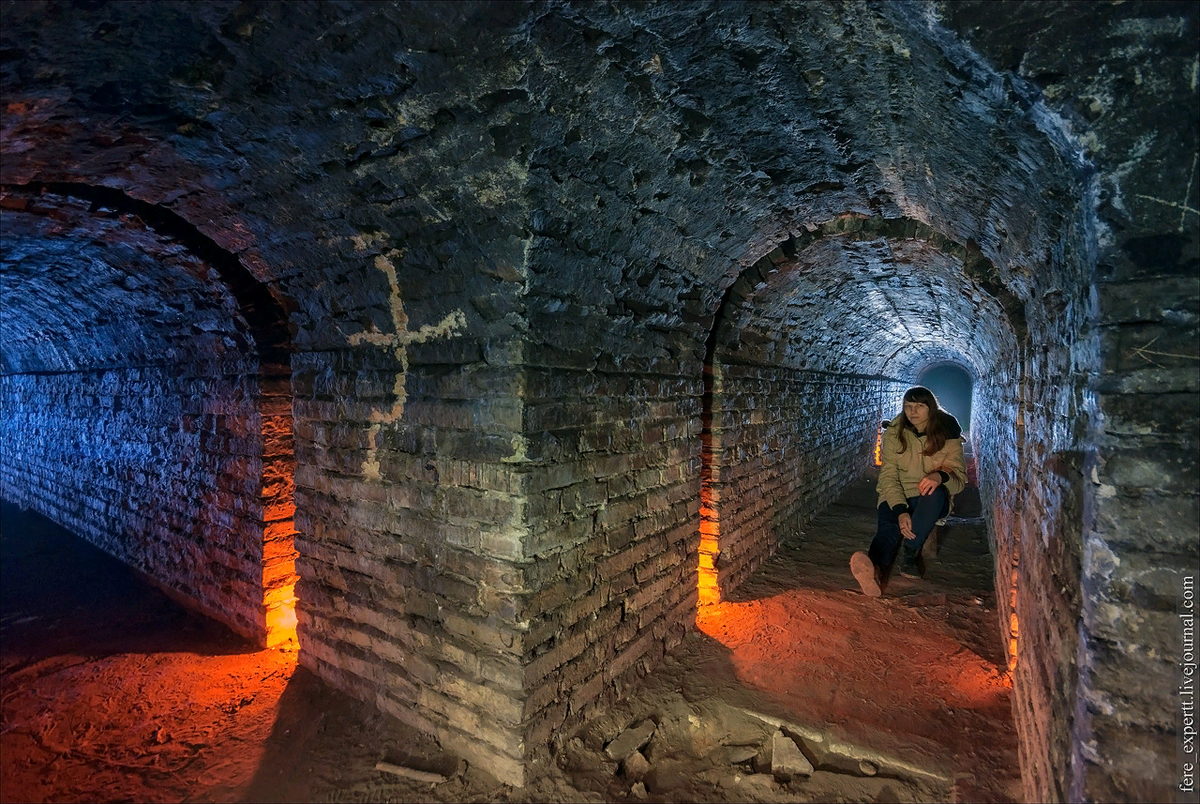 Катакомбы сан-джованни. В каком городе катакомбы. Катакомбы испания. Парижские катакомбы врата ада. Катакомбы святого себастьяна.