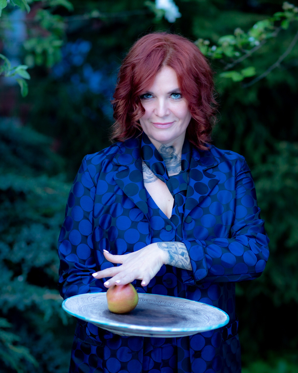 Светлана Леймах - автор уникальных колод таро и оракулов; сертифицированный коуч по развитию личности и масштабированию бизнеса; участник научно-исследовательского проекта GO-RA; основатель центра развития сверхспособностей человека «ИНЫЕ»; регрессолог, гипнотерапевт; светский эзотерик; автор энерготехник по работе с подсознанием; мастер финансовых энергопрактик; магический парфюмер; колумнист научных и глянцевых СМИ.