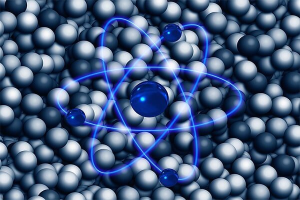 Все, что существует в этом мире, состоит из атомов. Это самые маленькие частицы, которые составляют любой элемент. Слово «атом» произошло от греческого слова «атомос», что означает «неразделенный».