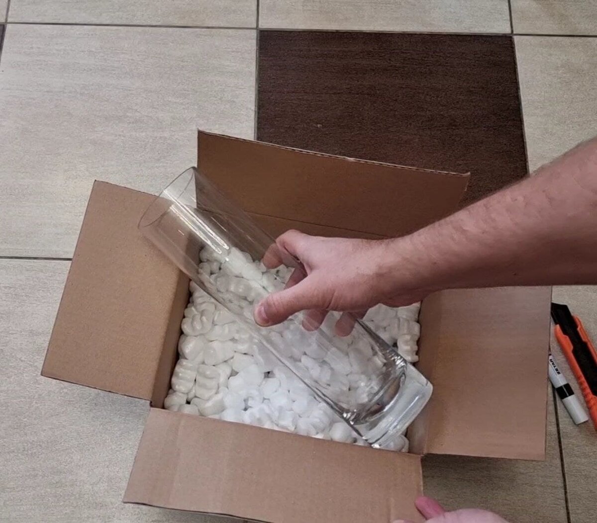 Ваза никак не захотела влезать в коробку