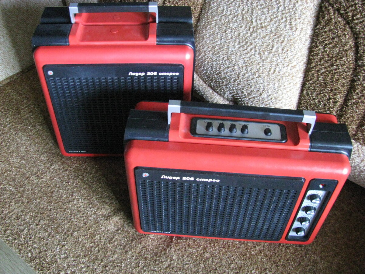 Вот такие 2 чемоданчика очень хорошо помню:  2 АС и сам электрофон
