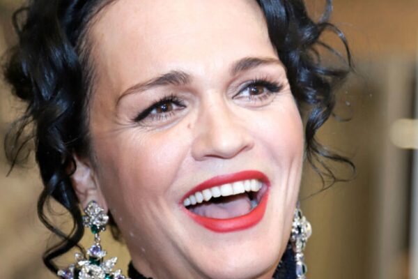 Слава. Фото cosmo.ru Источник: https://tvcenter.ru/zvezdy/samye-znamenitye-tsygane/