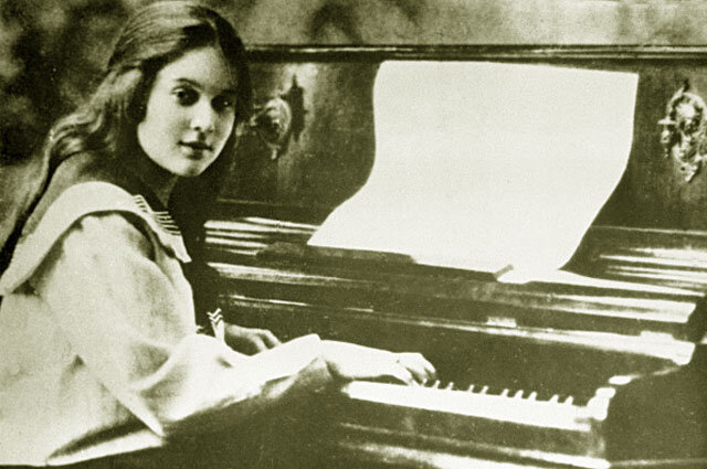 Юная Любовь Орлова за фортепиано. 1916 год. Фото: РИА Новости