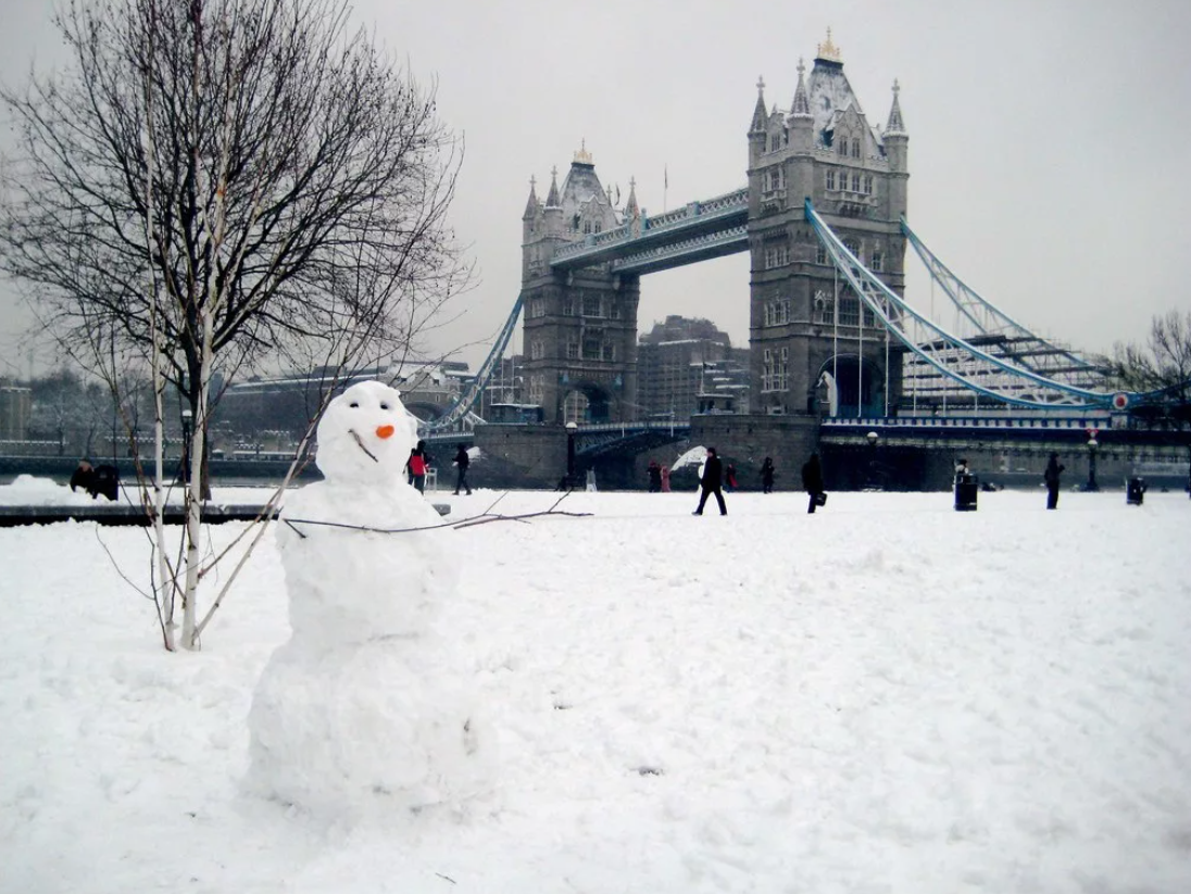 Лондонский Тауэр зимой. Зима в Суррей Англия. Англия в снегу Тауэр бридж. Зимний Лондон.